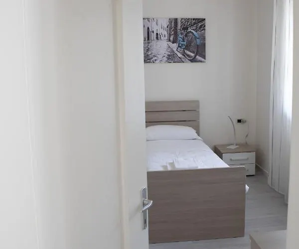 House Anna アパート *